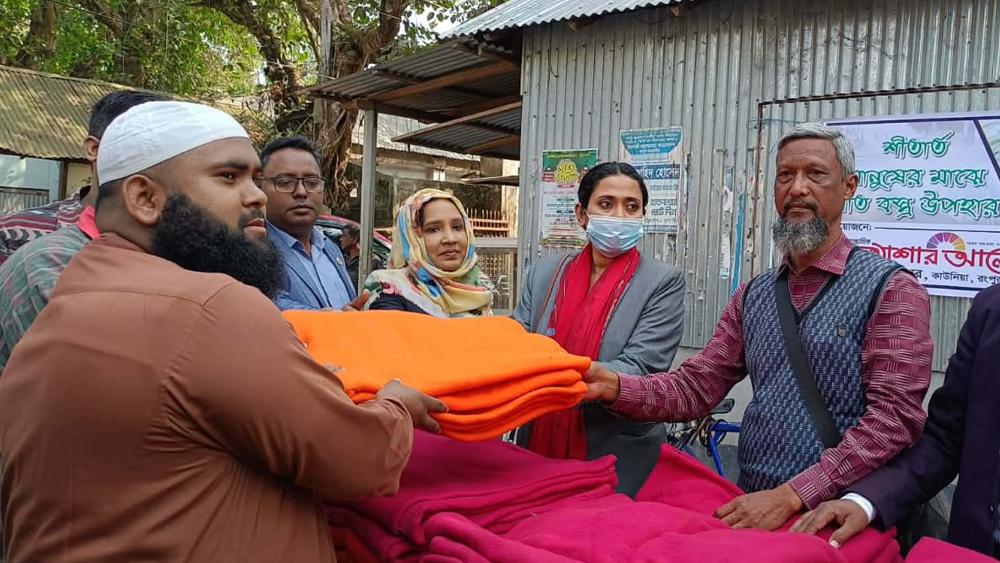 শীতার্তদের মাঝে প্রত্যাশার আলো পত্রিকা পরিবারের শীত উপহার বিতরণ - Chief TV