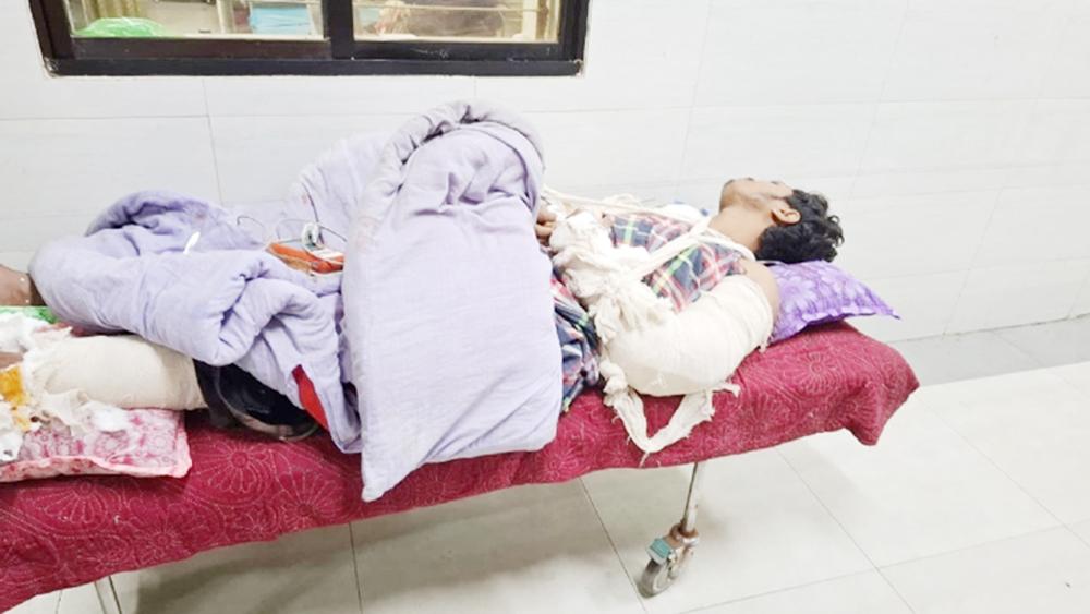 শিবগঞ্জে জামায়াত-শিবিরের নির্মমতা, যুবককে খুঁটিতে বেঁধে হাত-পা কেটে নেওয়ার চেষ্টা - Chief TV