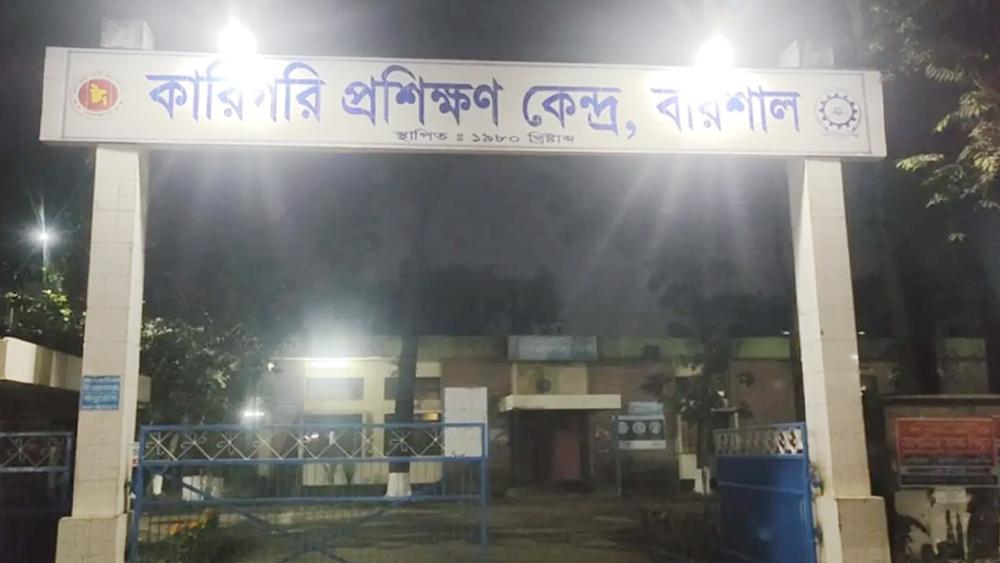 শিশুরা মাটি খুঁড়তেই বেরিয়ে এলো মানুষের মাথার খুলি - Chief TV