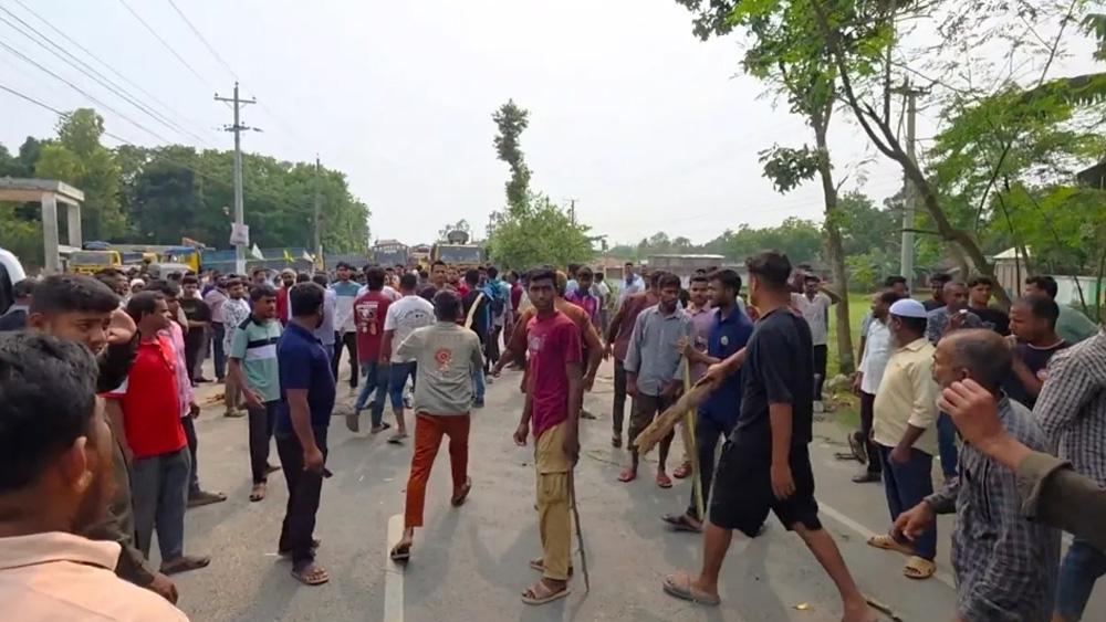 ঠাকুরগাঁওয়ে পাম্পে তেল নিতে গিয়ে হাতাহাতি মহাসড়ক অবরুদ্ধ - Chief TV