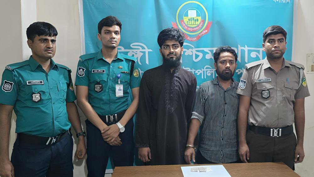 টঙ্গীতে রাতের অভিযানে ২৬ গ্রাম হেরোইনসহ দুই মাদক কারবারি আটক, স্বস্তি এলাকাবাসীর - Chief TV