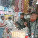 নোয়াখালীর সোনাপুরে ভোক্তা অধিকারের অভিযানে ২ প্রতিষ্ঠানকে জরিমানা - Chief TV