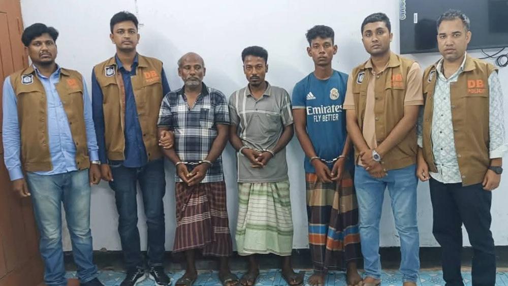 নওগাঁয় জমি-জমাকে কেন্দ্র করে  নানার সম্পত্তির লোভে মামা-মামী ও ২ সন্তানকে হত্যা - 2 Chief TV