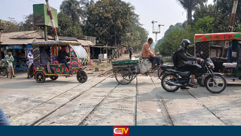 পাঁচবিবির ১ নম্বর রেলগেট সড়ক সংস্কারে স্বস্তি - Chief TV