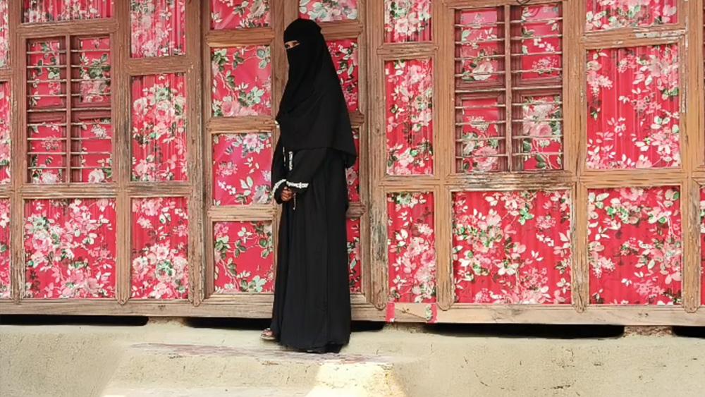 প্রেমিক নাহিদের বাড়িতে বিয়ের দাবিতে ১৪ বছরের কিশোরীর অনশন - Chief TV