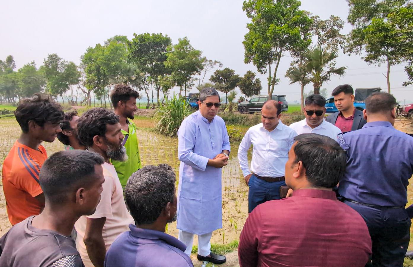 প্রটোকল ভেঙে কৃষকের পাশে প্রতিমন্ত্রী মীর শাহে আলম এমপি - Chief TV