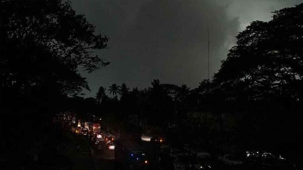 রাত গড়ালেও আকাশে ফুটবে না আলো, ১১ জেলায় ভয়ংকর তাণ্ডবের হুঁশিয়ারি - Chief TV