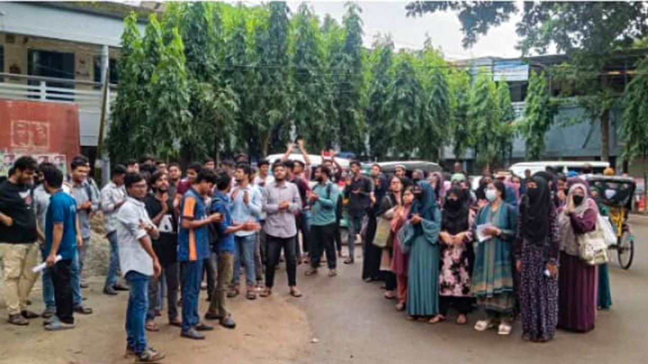 শাহজাদপুরে রবি’র স্থায়ী ক্যাম্পাসের নির্ধারিত স্থানে অবৈধ বালু উত্তোলনের প্রতিবাদে বিক্ষোভ মিছিল - Chief TV