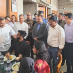 শিক্ষার্থীদের সঙ্গে সেলফি তুললেন প্রধানমন্ত্রী - chief tv