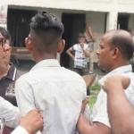নাপিত ডেকে শিক্ষার্থীদের চুল কেটে দিলেন সভাপতি - Chief TV