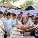 বন্যাদুর্গতদের মাঝে জেলা পরিষদের ত্রাণ বিতরণ - Chief TV