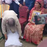 মেয়ে হত্যার বিচার চেয়ে মন্ত্রীর পায়ে লুটিয়ে পড়লেন বাবা-মা - Chief TV