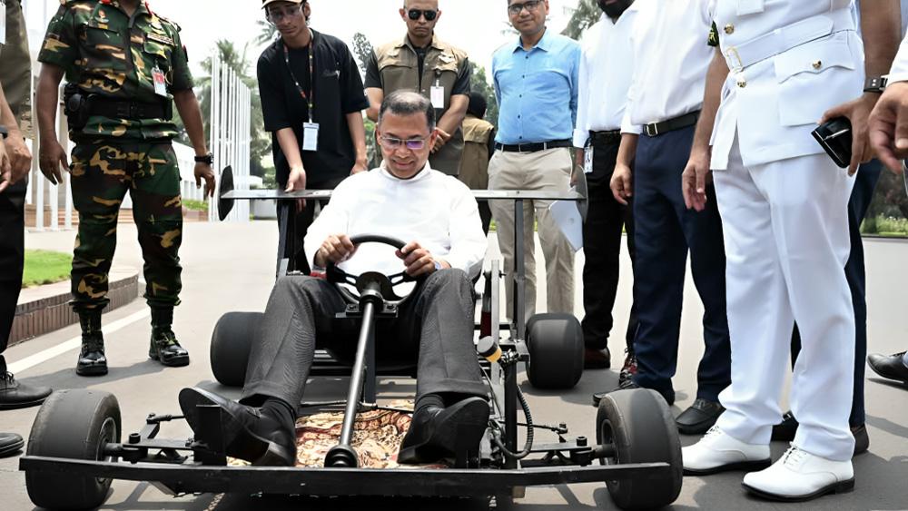 শিক্ষার্থীর তৈরি রেসিং কার চালিয়ে অনুপ্রেরণা জোগালেন প্রধানমন্ত্রী - Chief TV