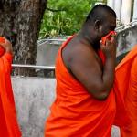 শ্রীলঙ্কার বিমানবন্দরে ১১০ কেজি গাঁজাসহ ২২ বৌদ্ধ ভিক্ষু গ্রেফতার - Chief TV