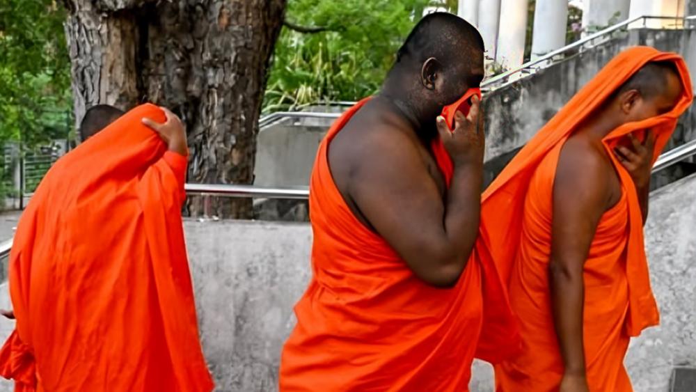 শ্রীলঙ্কার বিমানবন্দরে ১১০ কেজি গাঁজাসহ ২২ বৌদ্ধ ভিক্ষু গ্রেফতার - Chief TV