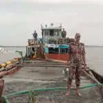 শ্যামনগরে অবৈধ বালু উত্তোলনের সময় বাল্কহেড জব্দ, ২ জনের কারাদণ্ড-জরিমানা - Chief TV