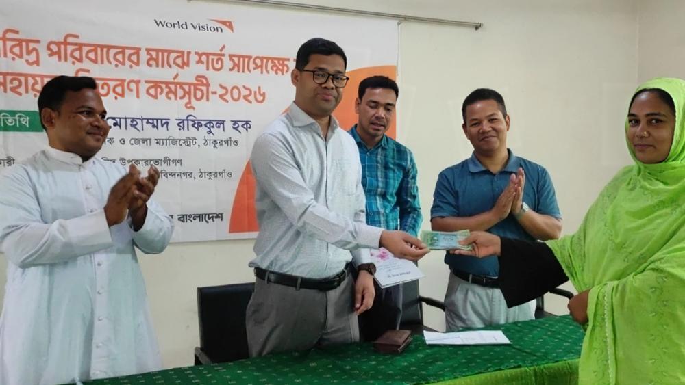 ঠাকুরগাঁওয়ে ২০০ হতদরিদ্র পরিবার পেলেন নগদ অর্থ সহায়তা - Chief TV