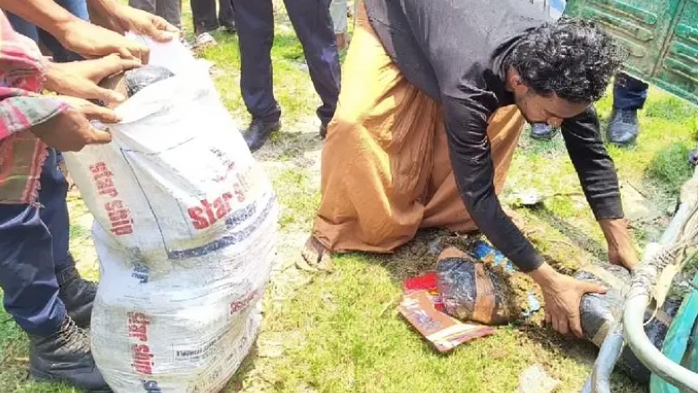 ভৈরবে চলন্ত অটোরিকশায় আগুন, নেভাতে গিয়ে পাওয়া গেল গাঁজার বস্তা - Chief TV