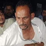 পাবনায় প্রতারণার অভিযোগে বিএনপি নেতাকে গণপিটুনি, পুলিশে সোপর্দ - Chief TV