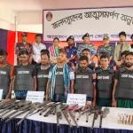সুন্দরবনে ছোট জাহাঙ্গীর বাহিনীর প্রধানসহ ২৭ বনদস্যুর আত্মসমর্পণ-chief tv
