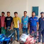 মোংলায় আন্তঃজেলা মোটরসাইকেল চোর চক্রের ৬ সদস্য আটক: উদ্ধার ৪ চোরাই মোটরসাইকেল - Chief TV